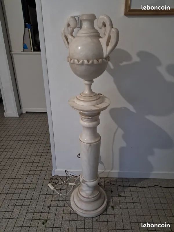Colonne et lampe en albâtre avec lumière - Colonne : hauteur 82 cm et diamètre 28 cm - Vase éclairé : hauteur 45 cm et largeur 35 cm La colonne et le vase peuvent être indépendant l'un de l'autre (image 2)