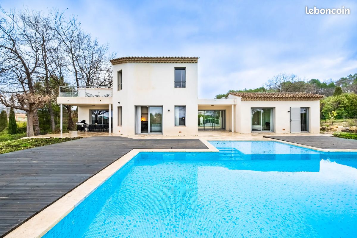 Maison 6 pièces 163 m² · à Châteauneuf-Grasse · 163 m² · 7 500 €
