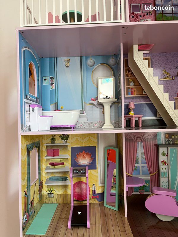 HOMASIS Maison De Poupée En Bois 4 étages – Avec Meubles Et 24 Accessoires – Dès 3 Ans