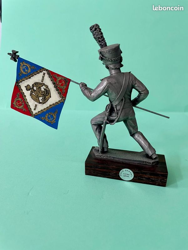 C351 Vintage Plat Etain Soldat Porte Drapeau Régiment XVIII Siècle H 4