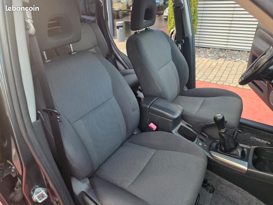 Toyota RAV4 2.0 D-4D 116 ch 4x4 Sol • Clim auto Attelage Radar de recul Barres toit (image 14)