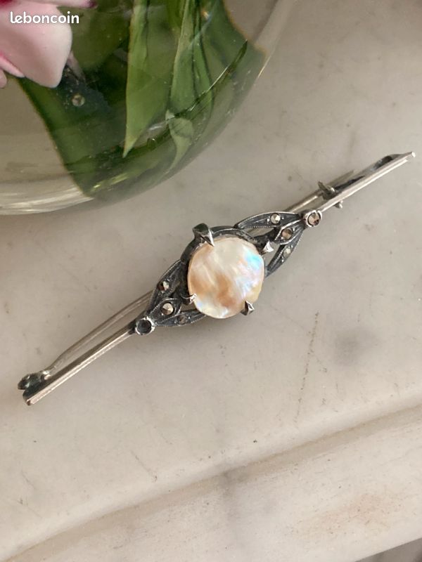 Anello in oro bianco 18k con Tanzanite ovale e diamanti a contorno e sul gambo. | GV