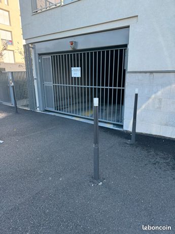 Place parking sous sol moderne mairie de vénissieux avec camera