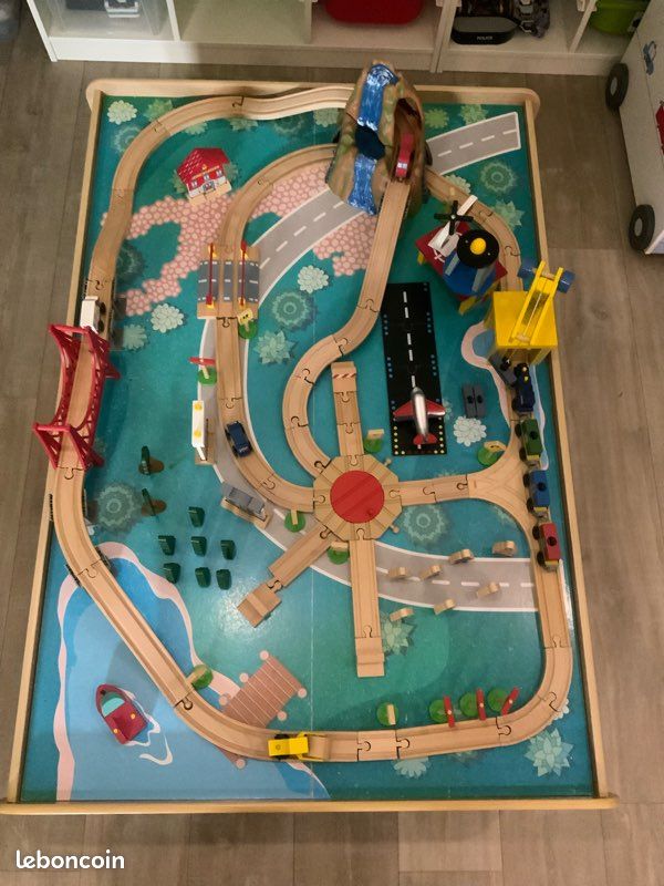 Table avec train en bois (image 1)