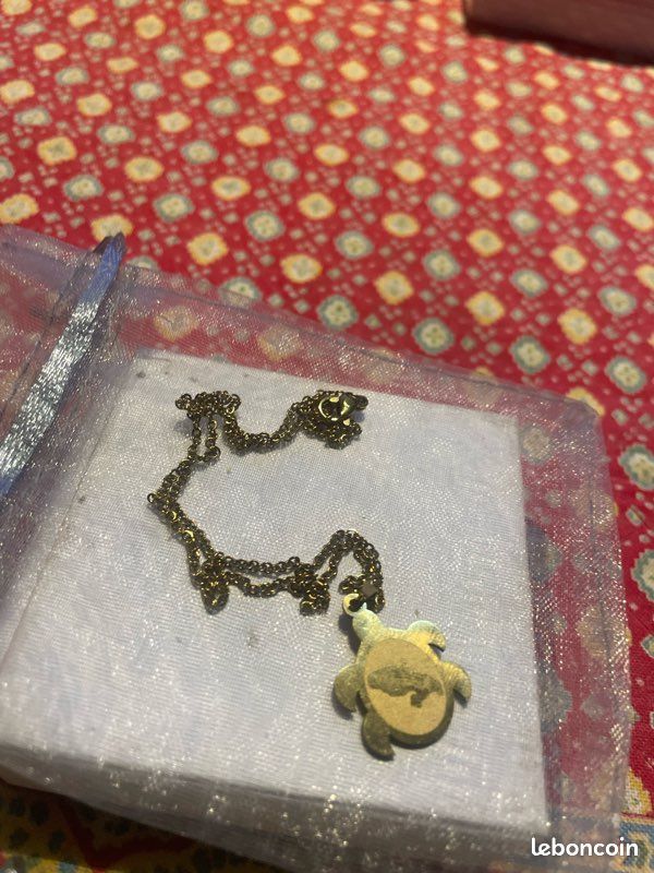 Collier doré avec médaillon de la Martinique (image 4)