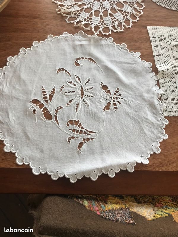 4 napperons blancs anciens 2 brodés 2 macramé (image 4)