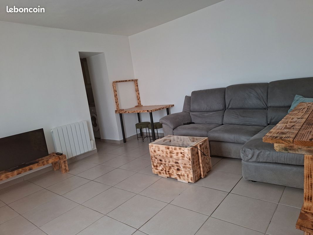 Appartement 2 pièces 38 m² · à Saint-Geniès-de-Comolas · 38 m² · 550 €
