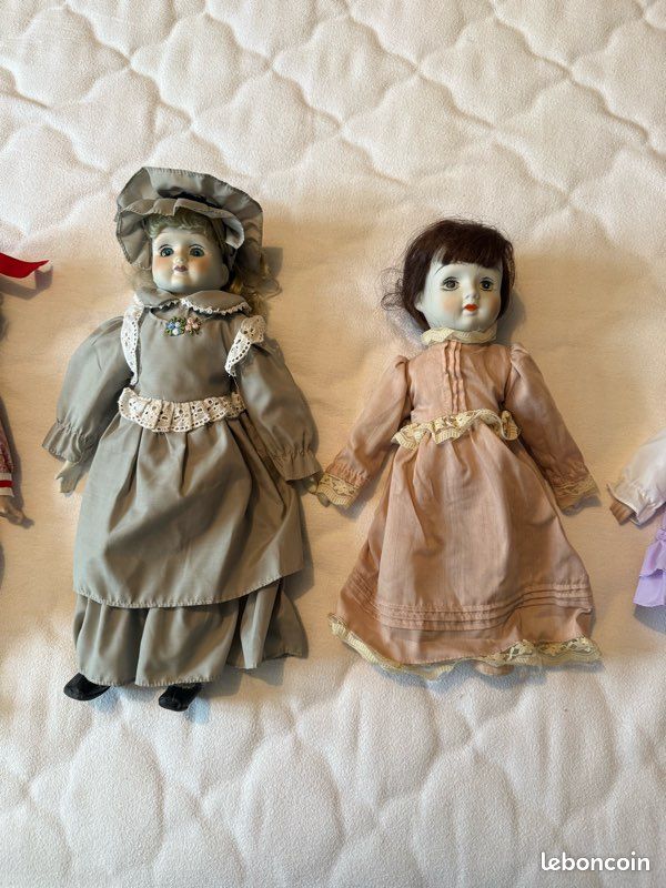 Poupée porcelaine avec ses habits années 70 d' occasion