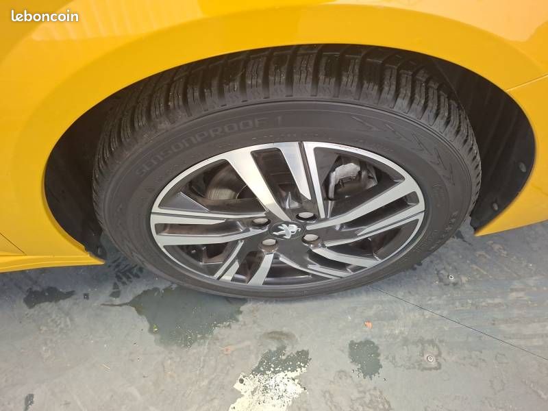 Peugeot 208 PureTech 100 S&S BVM6 Allure (image 15)