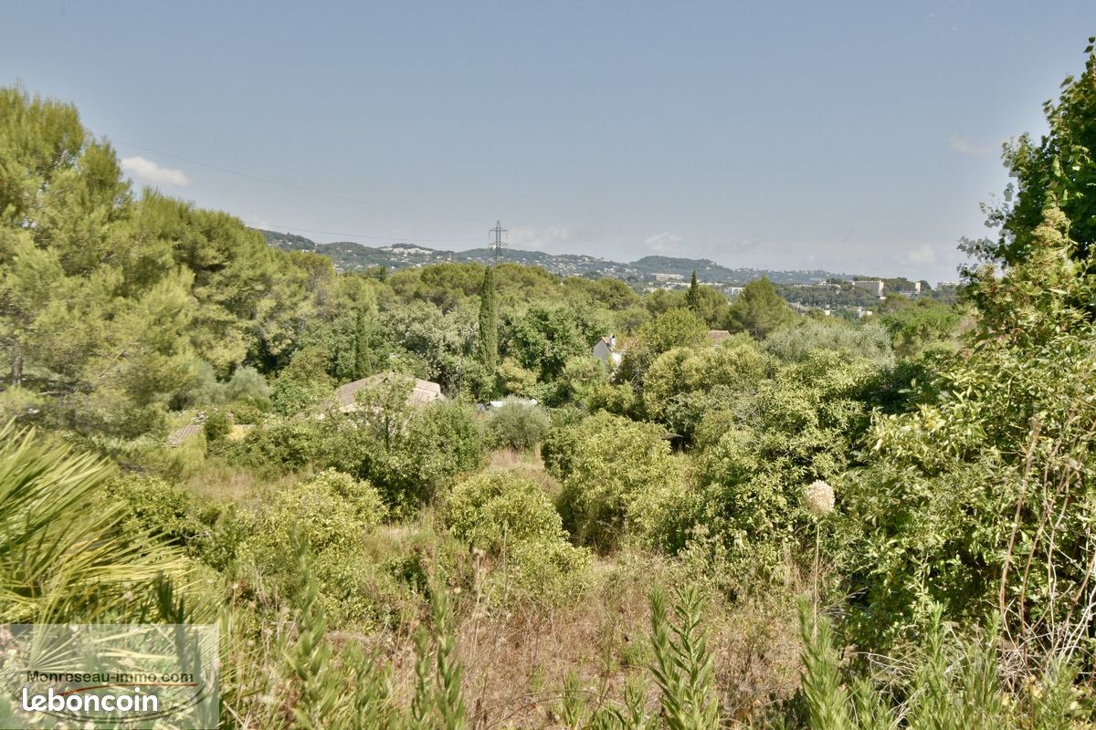 Terrain 3000 m² MOUGINS · 735 000 €