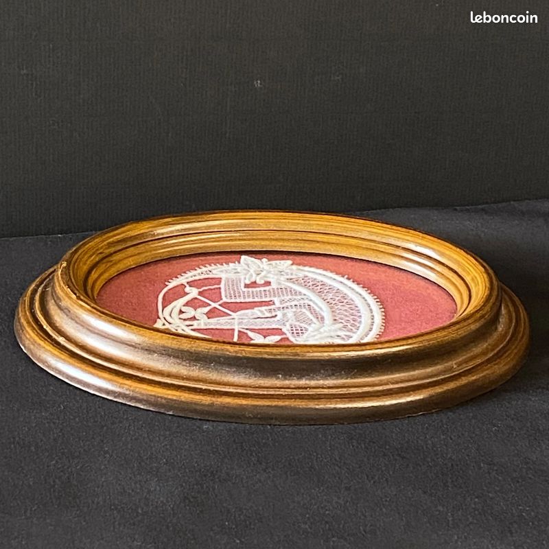 Dentelle Fuseaux Bruges Motif Personnage et Lune - Sous Verre Médaillon - Ancien (image 3)