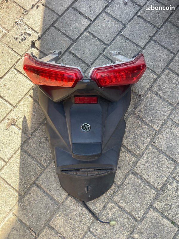 Bavette avec feu arrière xmax phase 3 de 2014 a 2017 (image 1)