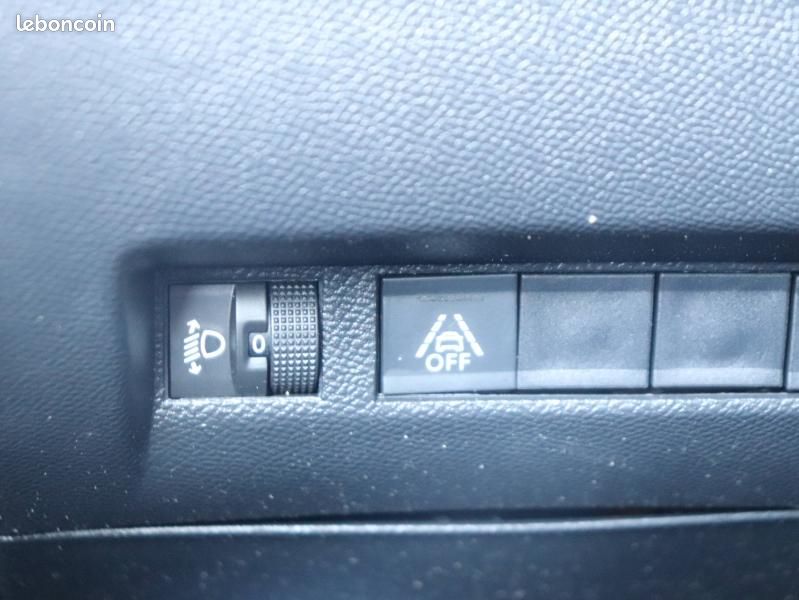 Peugeot 208 1.2 PureTech 100ch S&S Style (image 26)