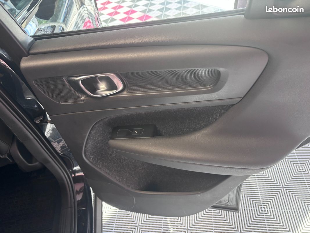 VOLVO XC40 T5 Recharge 180+82 ch DCT7 R-Design (image 25)