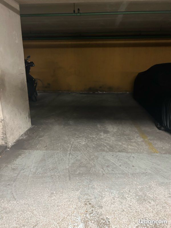 Grand emplacement Parking · à Paris · 35 000 €