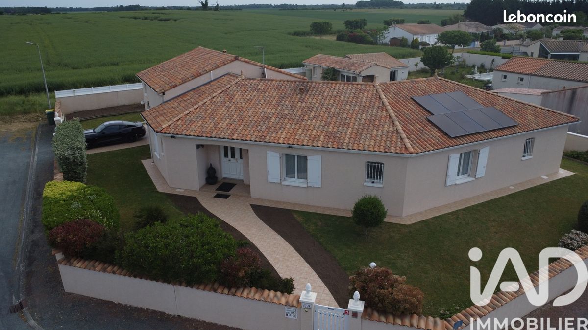 Maison 7 pièces 187 m² · à Saint-Romain-de-Benet · 187 m² · 469 000 €