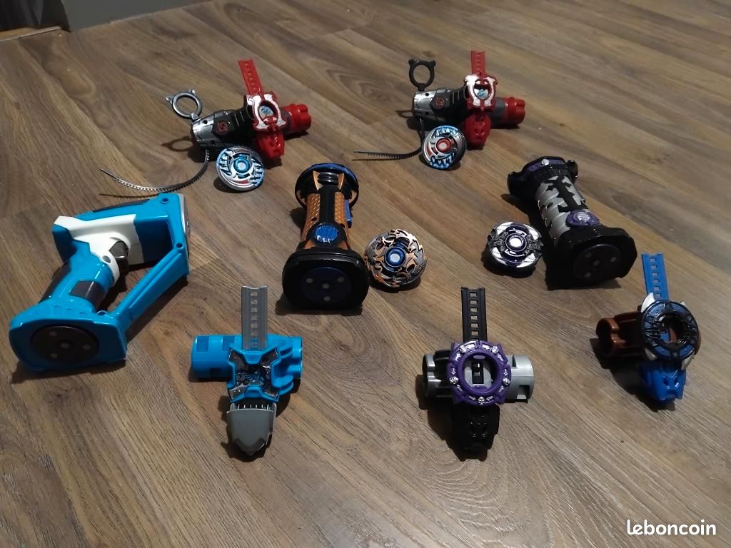 Lot de toupies Beyblade avec lanceurs électriques (image 1)
