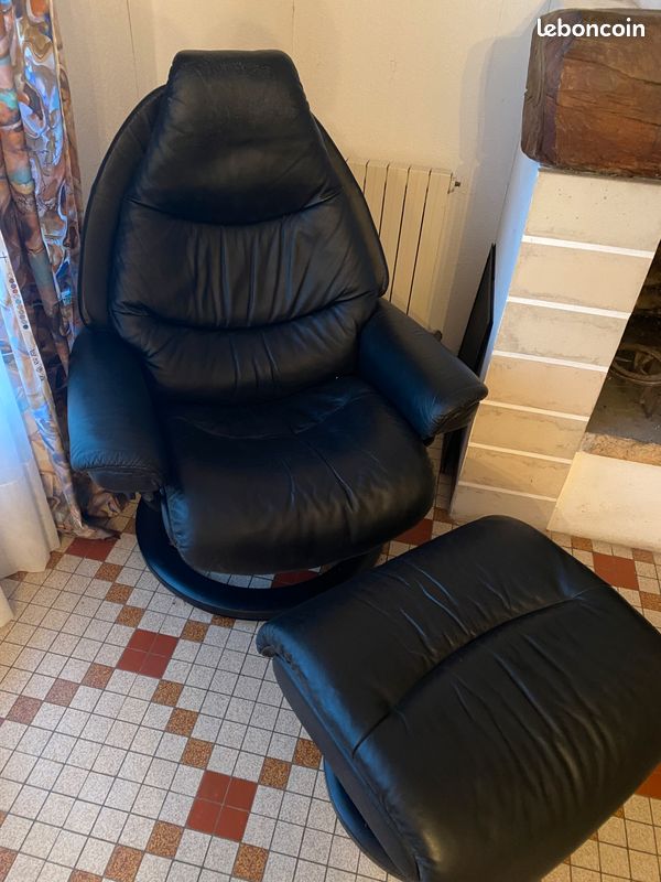 Fauteuil Stressless en cuir et son repose pieds (image 1)