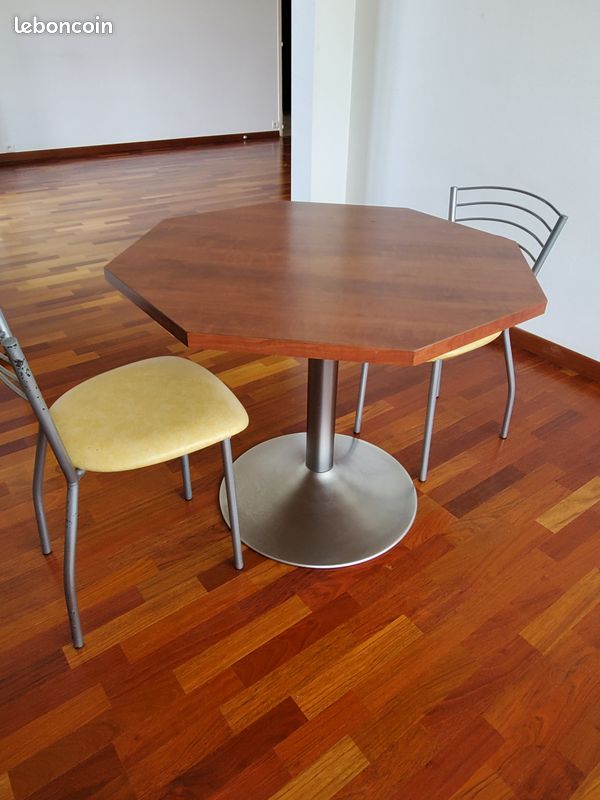 Table avec chaises (image 1)