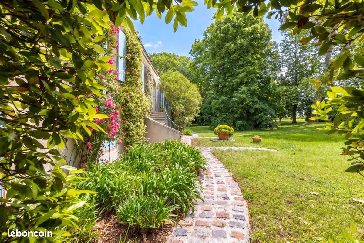 Maison 12 pièces 600 m² · à Yvrac · 600 m² · 2 080 000 €