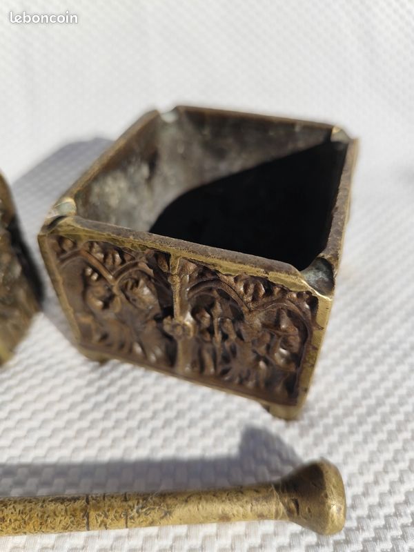 Ensemble ancien en laiton massif briquet de table et cendrier gothique – Modèle déposé France – pièce de collection (image 3)