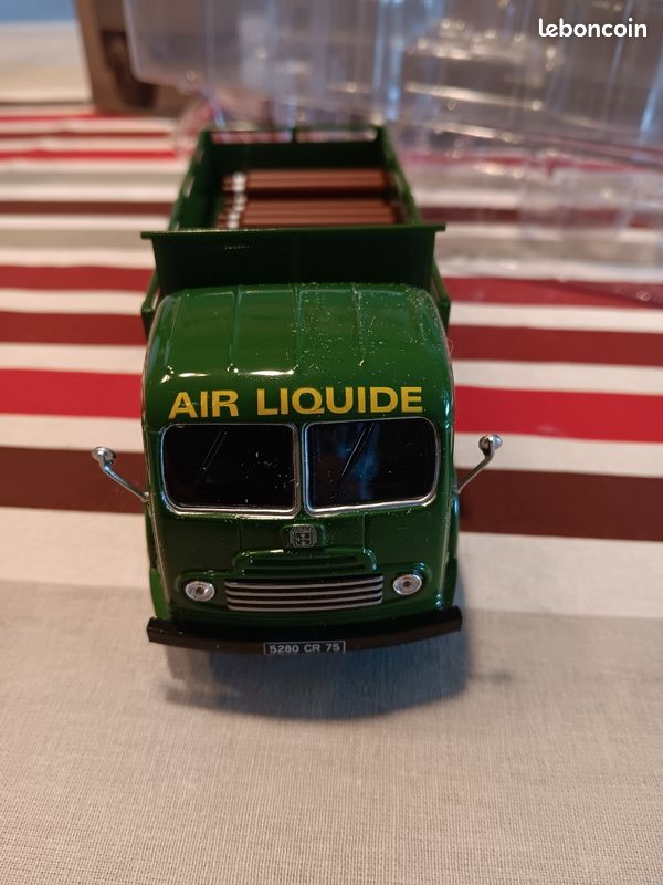 CAMION D'AUTREFOIS FORD/ Simca Cargo Fourgon Bailly 1953 N°31 1:43 Ixo