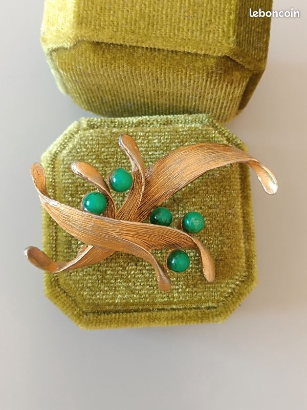 Broche Art Déco vintage UNGARO plaqué or pierre verte 1980s | Kaufen