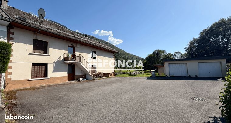 Ensemble immobilier de deux maisons avec 3 logements en partie loués