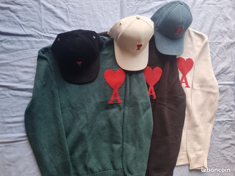 Pull est un pull rayé noir et blanc de la marque Ami Paris