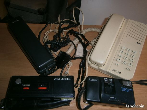Ancien téléphone et appareil photo pou collectionneur