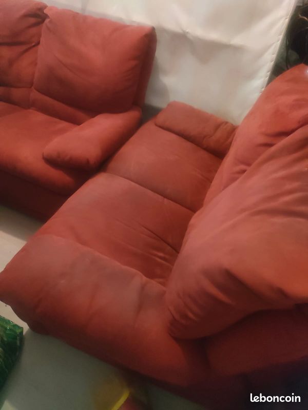 Fauteuil en velours rouge bordeaux avec le poussoir pour surélevé les pieds (image 1)