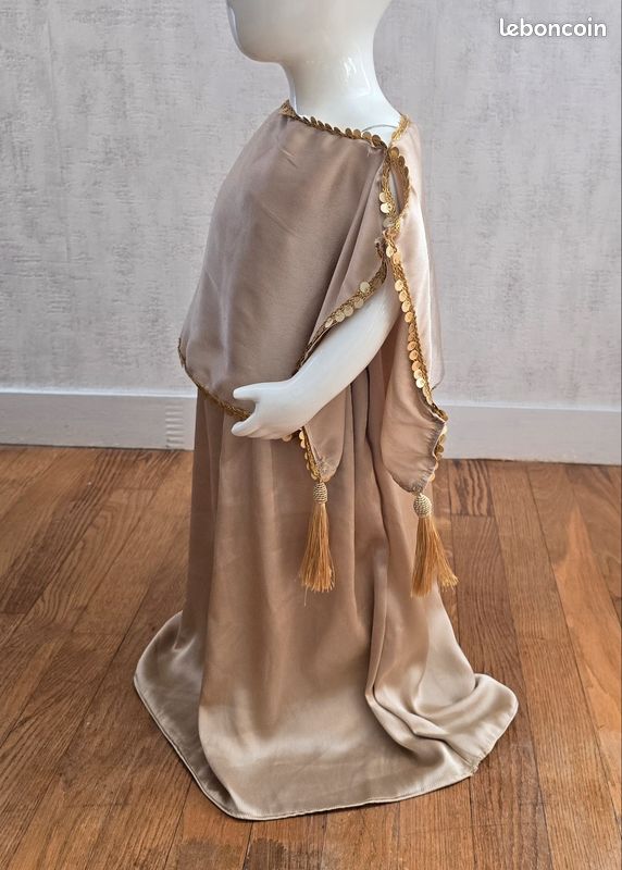Tenue traditionnelle fille chaoui mariage algérien melhfa beige