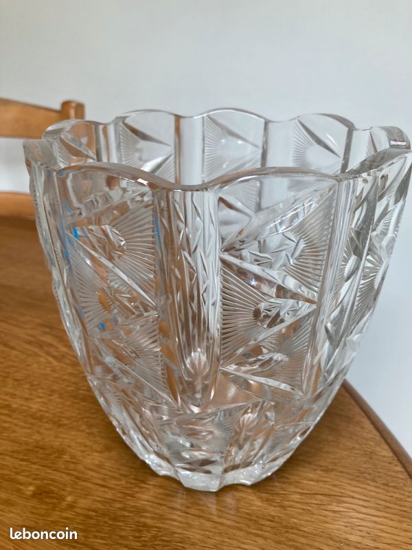 Beau vase en cristal taillé (image 1)