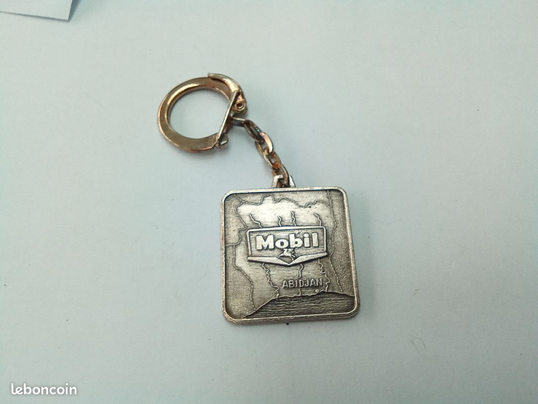 Ancien porte clé clef collection mécanique compagnie pétrolière Mobil métal relief années 60 70 (image 2)