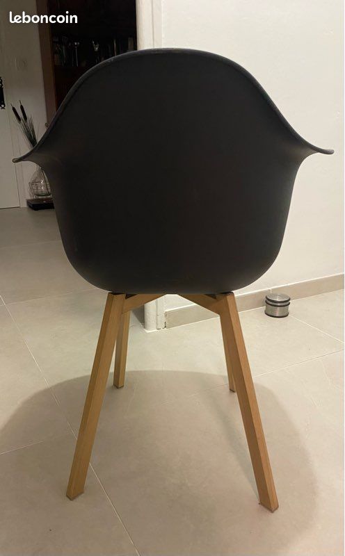 Vends 4 chaises noires avec pieds en fer (image 1)