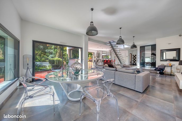 Villa 7 pièces 230 m² — 8