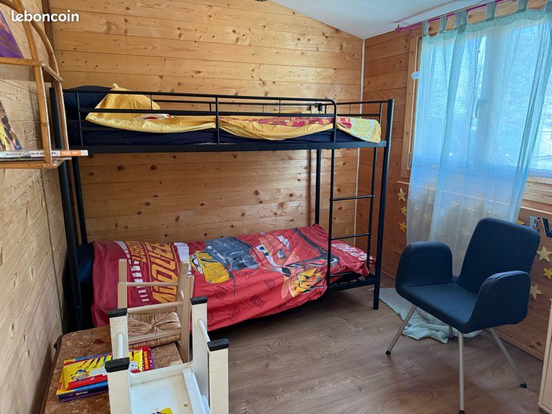 Maison style chalet en bois avec piscine (image 9)