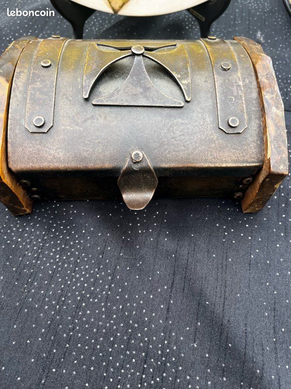 Ancienne boîte coffre médiéval métal et bois vintage déco rangement (image 1)