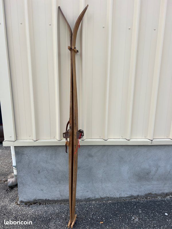 Skis anciens en bois (image 1)