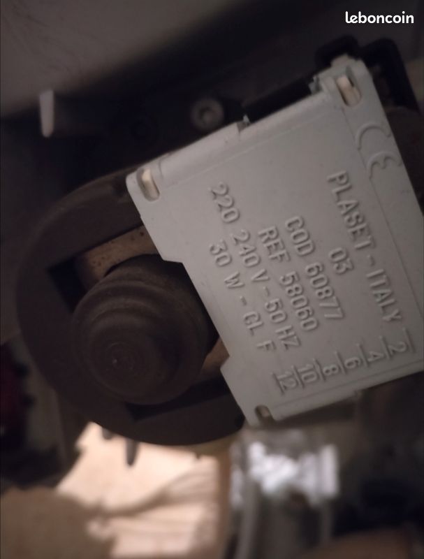 Je mets en vente machine à laver marque fagor pour pièces où juste changer le palier traverser gauche complet de tambour au moment de séchage elle fait un bruit et échanger le couvert de port 40e (image 3)