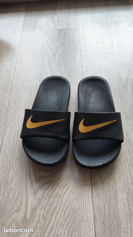 Claquette enfant Nike noire et dorée (image 3)
