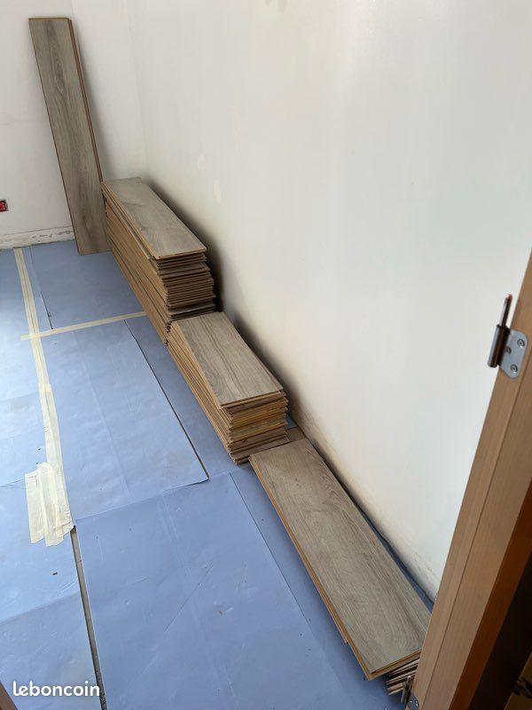Parquet stratifié grisé (image 7)