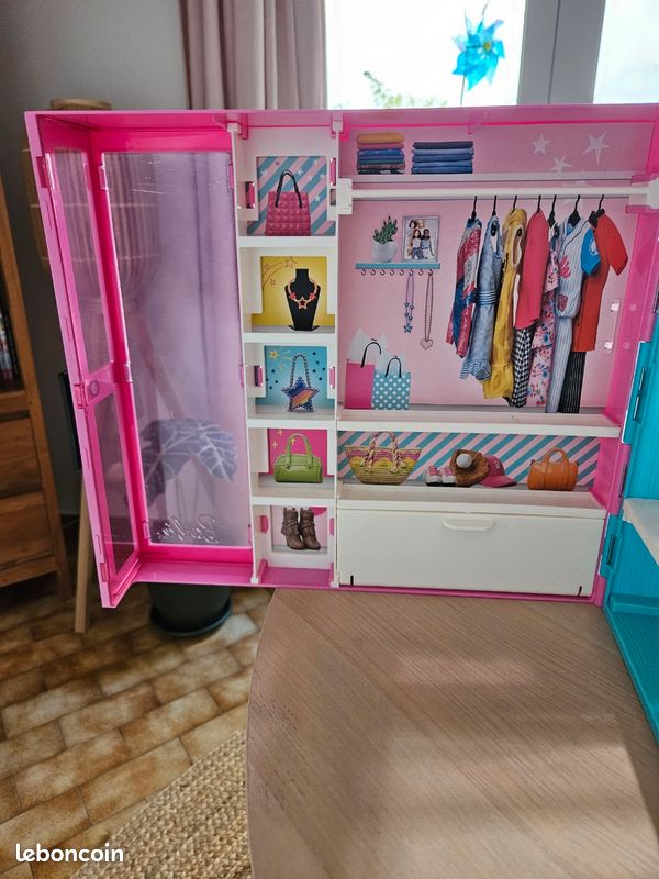 Dressing Barbie (image 2)