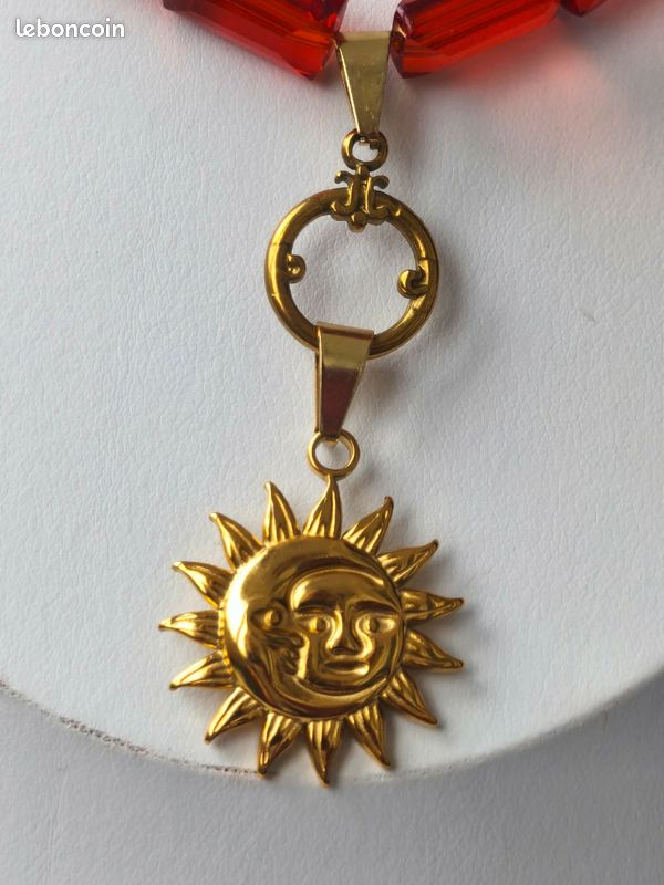 Collier ras-de-cou artisanal perles verre rouge pendentif soleil doré (image 2)