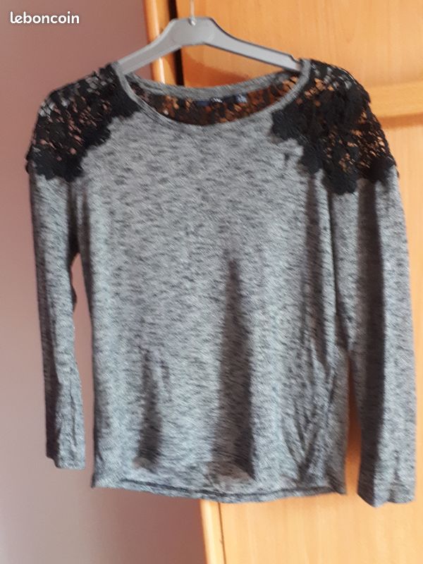 Haut gris avec dentelle (image 2)