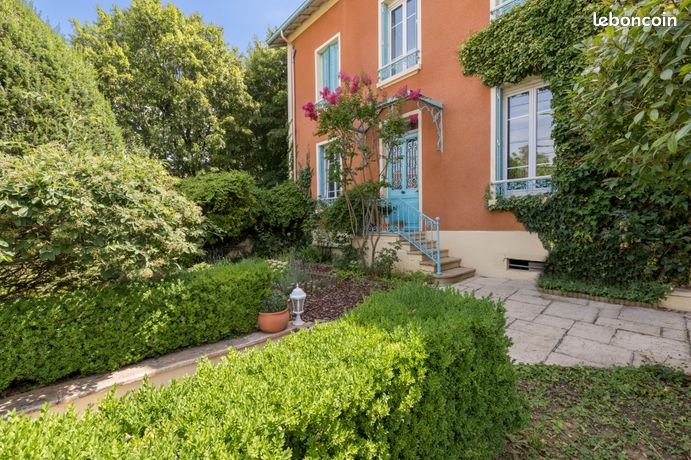Maison 7 pièces 320 m²