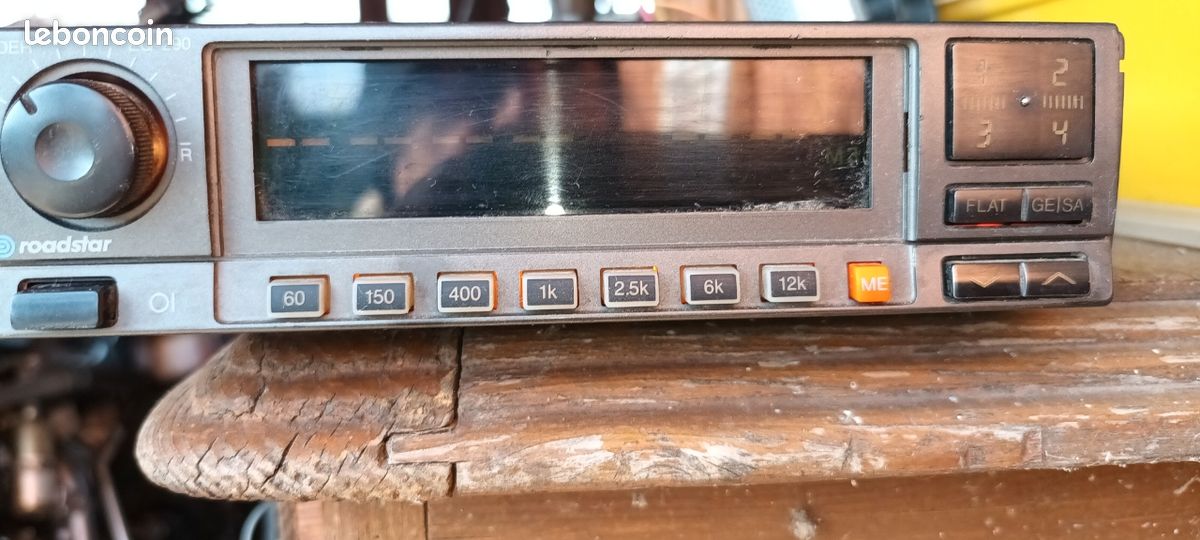 Égaliseur Graphique TARGA HT7200EQ 7 Bandes - 200W - Aux - Vintage Old School Avec Support