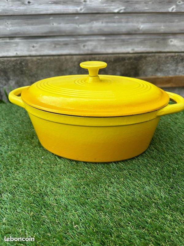 Plat cocotte en fonte émaillée par Le creuset design Enzo Mari, modèle