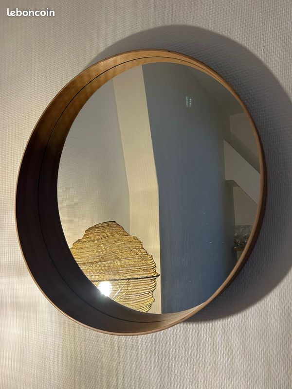 Miroir rond mural avec cadre en bois, design sobre et chaleureux. Idéal pour une entrée, une chambre, une salle de bain ou un salon. Très bon élément déco (image 1)