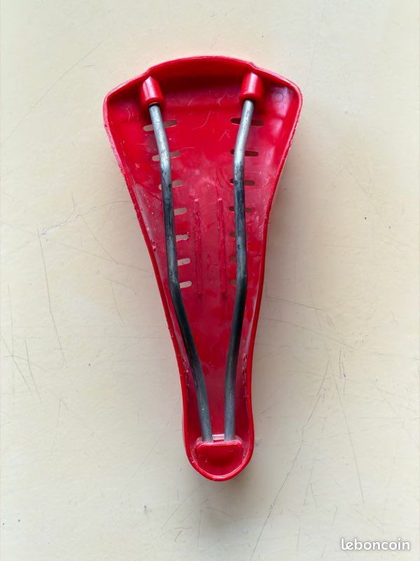 Selle BMX Vintage ISCASELLE – Années 80 Couleur Rouge (neuve)